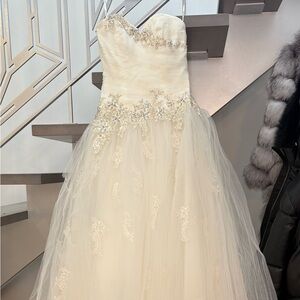 Alfred sung designer wedding dress size 2-4